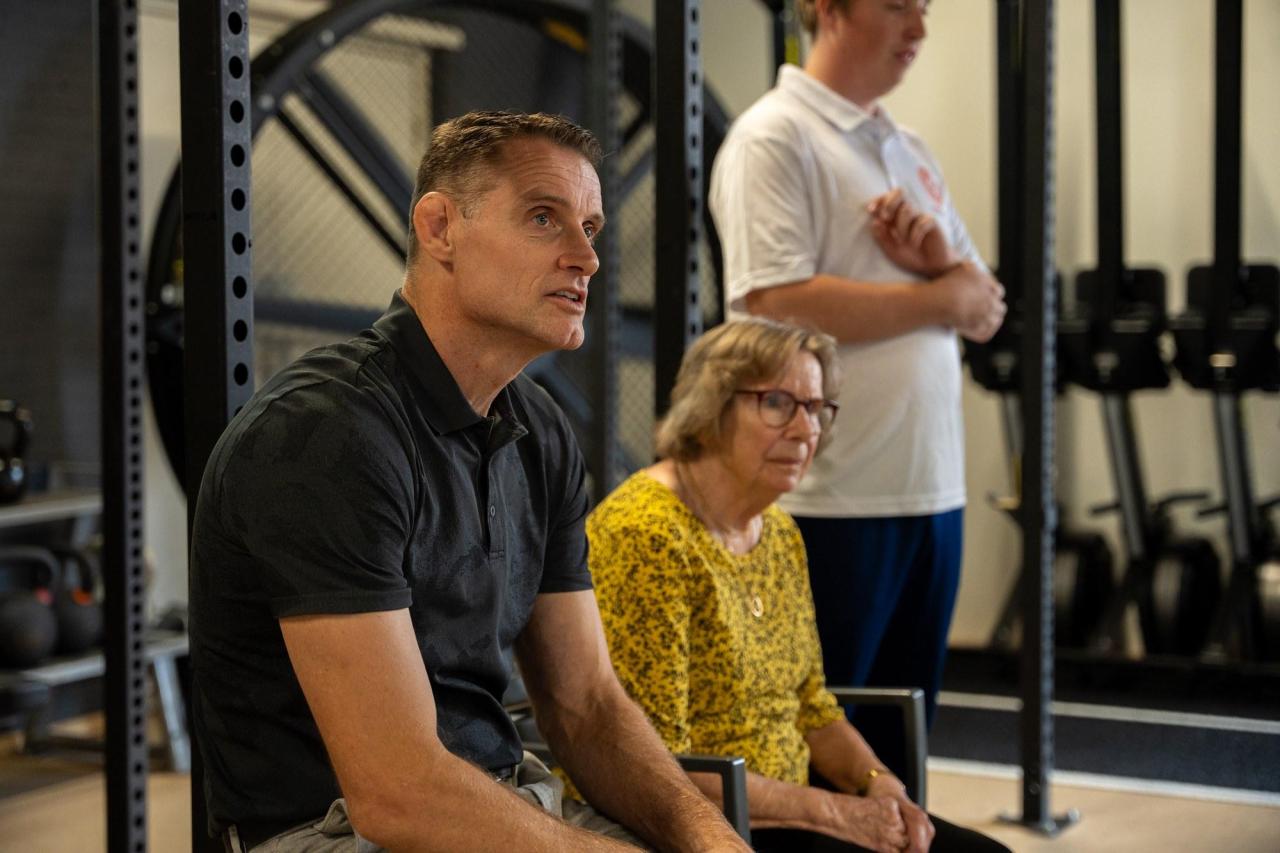 Mark Huizinga en deelneemster vol aandacht tijdens de training